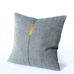 Almofada DOLCE RIVIERA cinza bordada 55x55cm