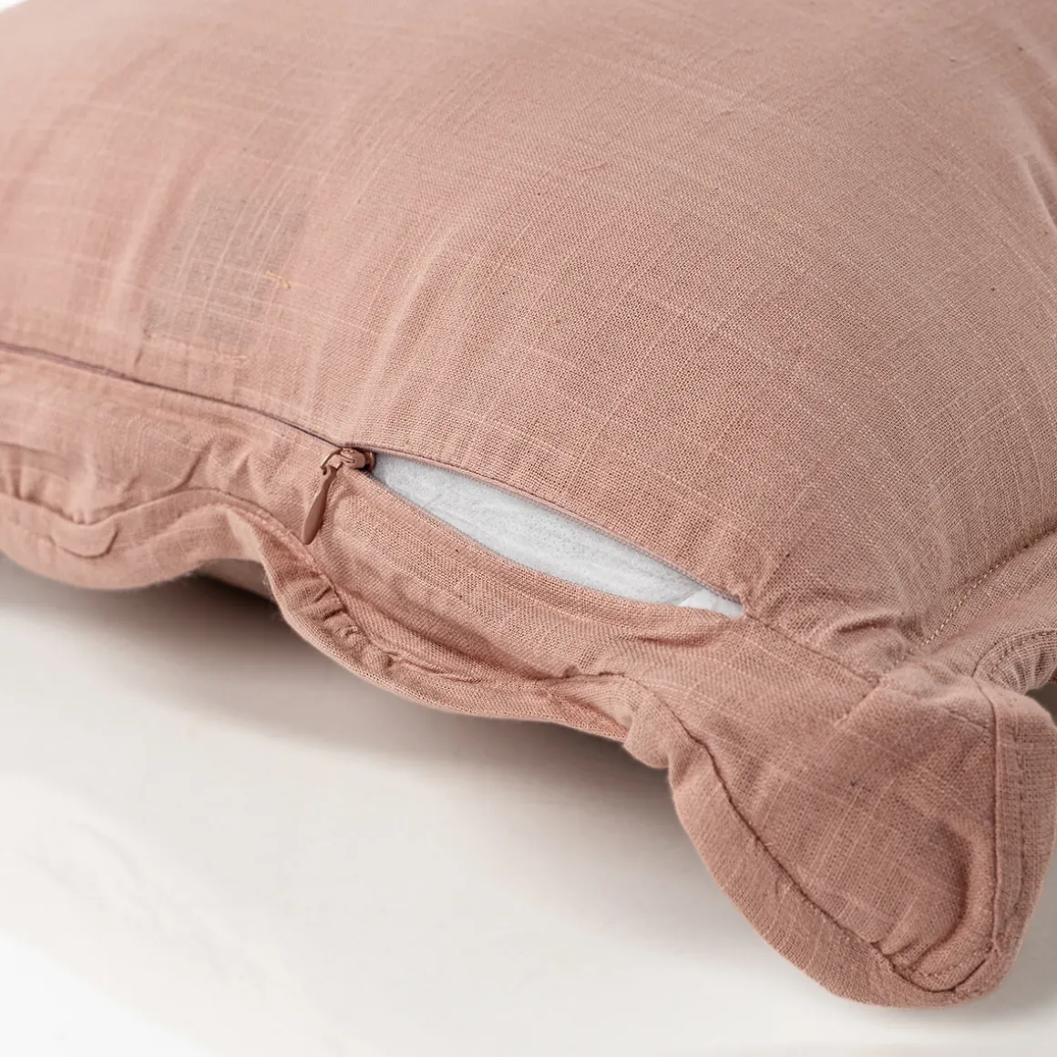 Almofada LITTLE COTTAGE rosa com folho 45x45cm