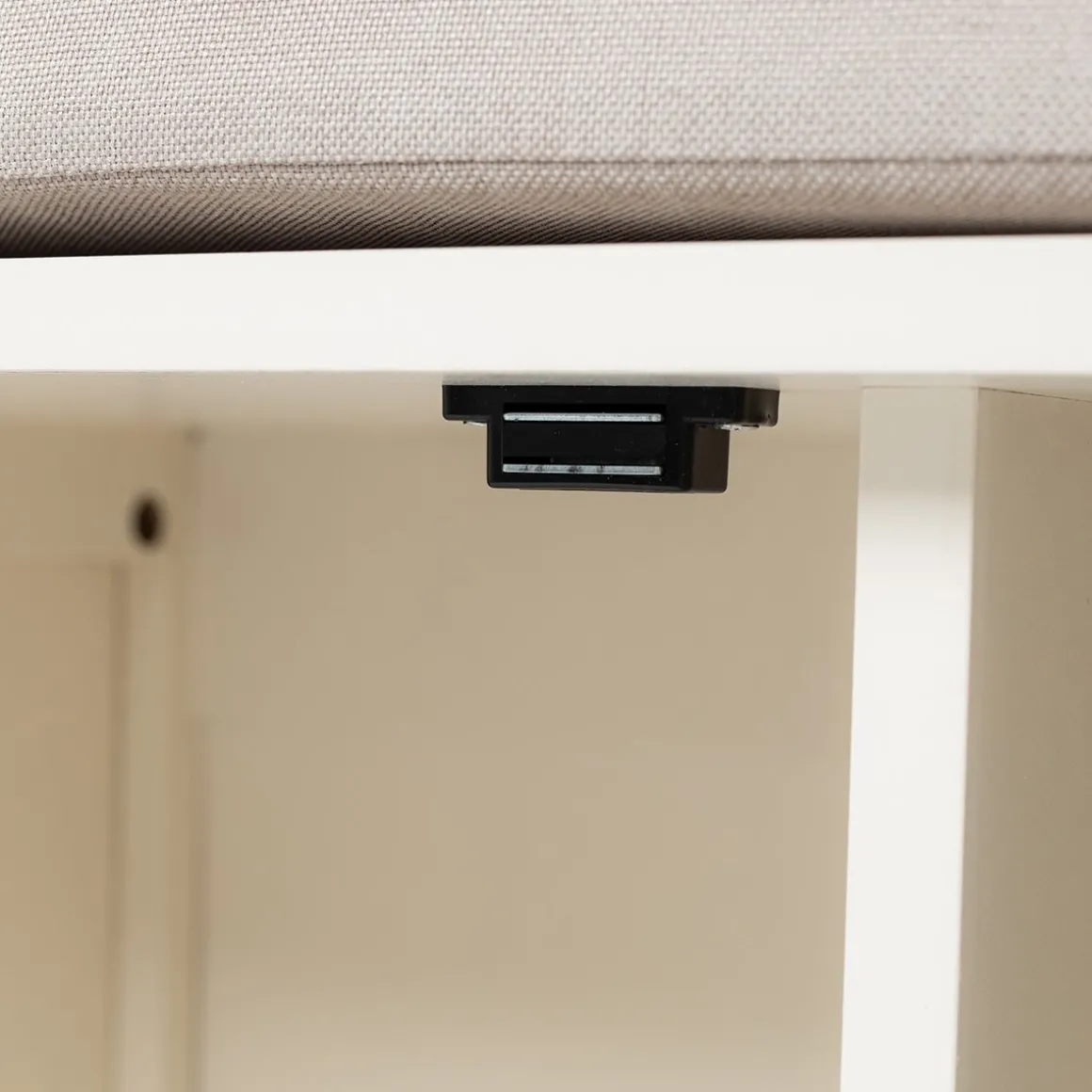 Banco com arrumação creme