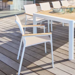 Cadeira com braços em madeira ESSENTIA linho e branco