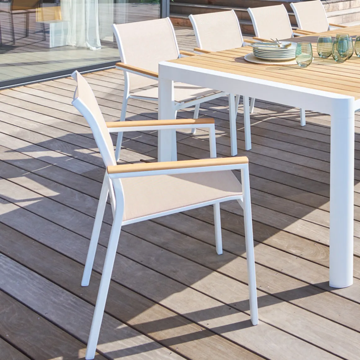 Cadeira com braços em madeira ESSENTIA linho e branco