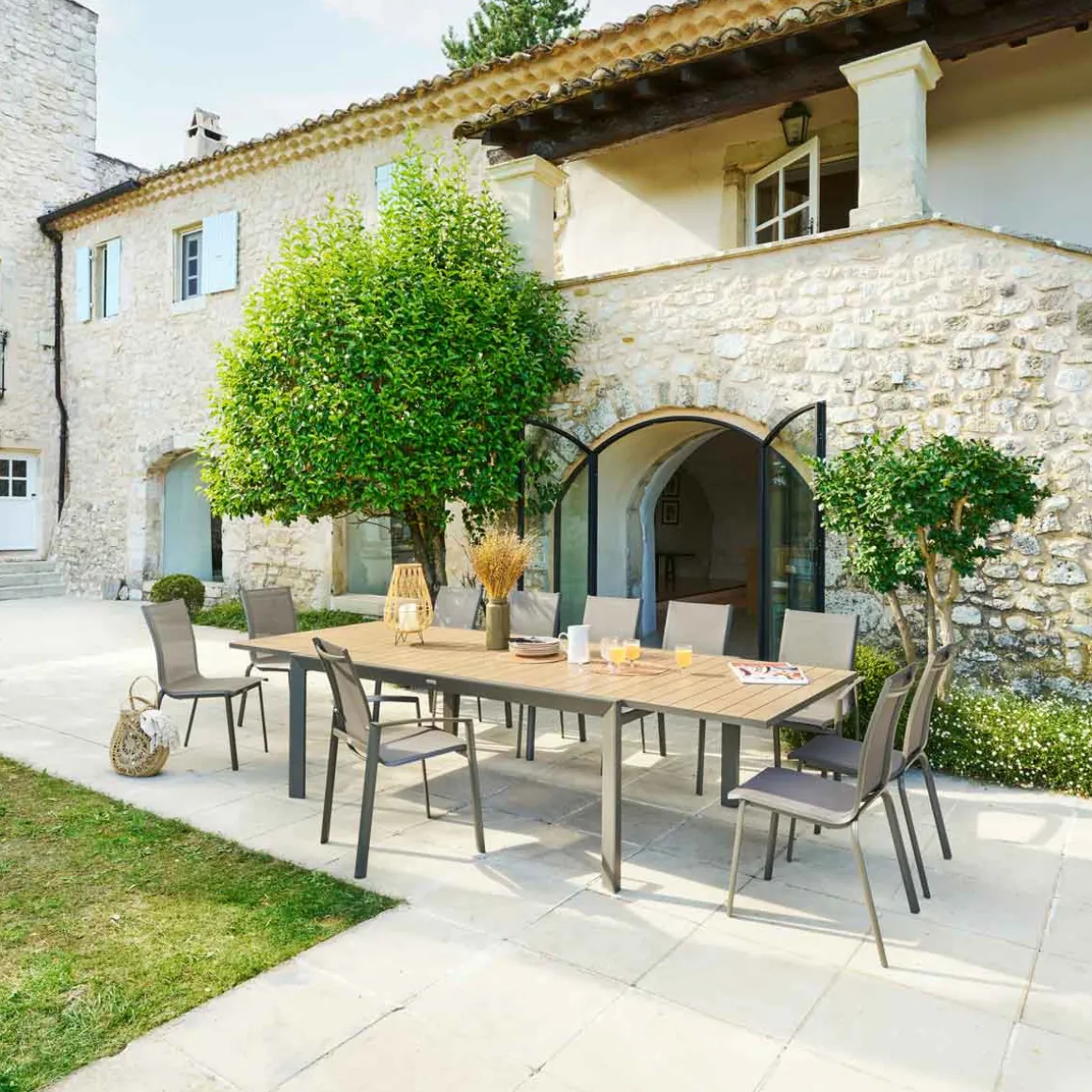 Cadeira com braços empilhável AXANT castanha