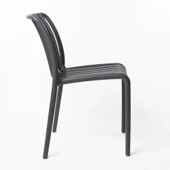 Cadeira empilhável cinza