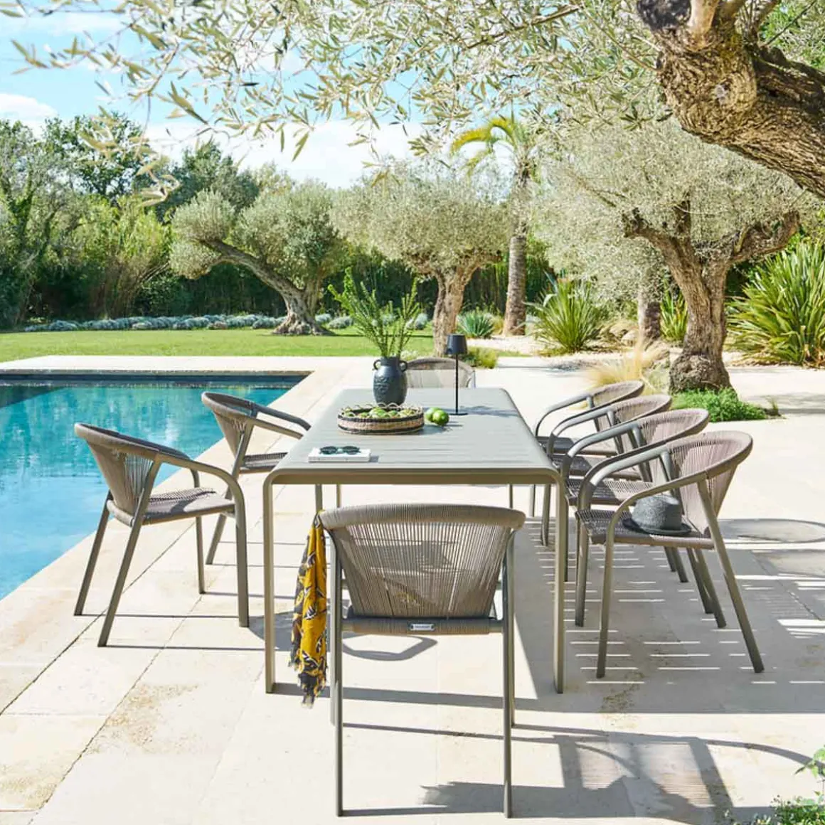 Cadeira empilhável RIU castanho