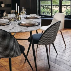 Cadeira ROKA em pelo branco com pernas castanhas