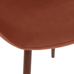 Cadeira ROKA em veludo terracota com pernas castanhas