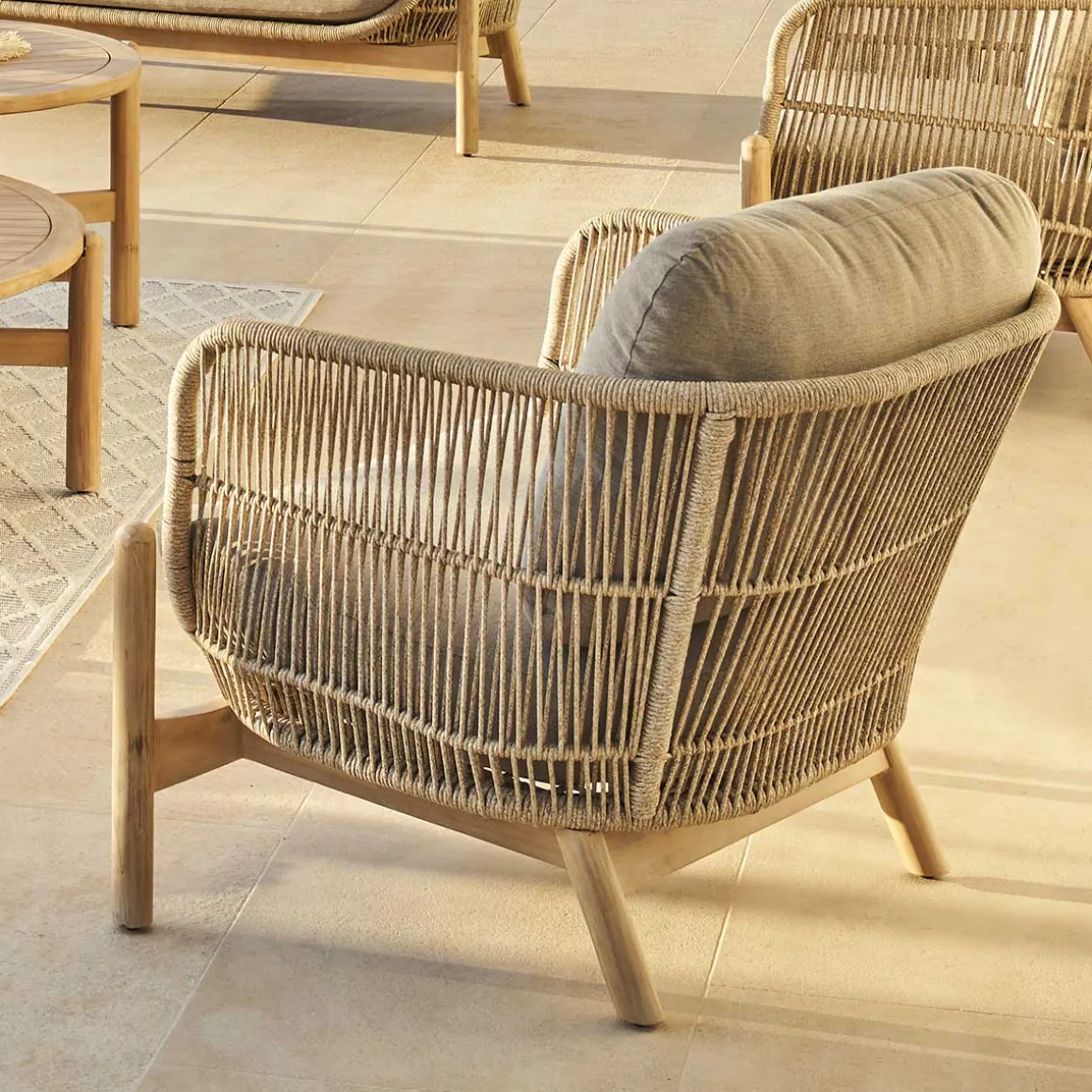 Cadeirão DEONA taupe em madeira acácia