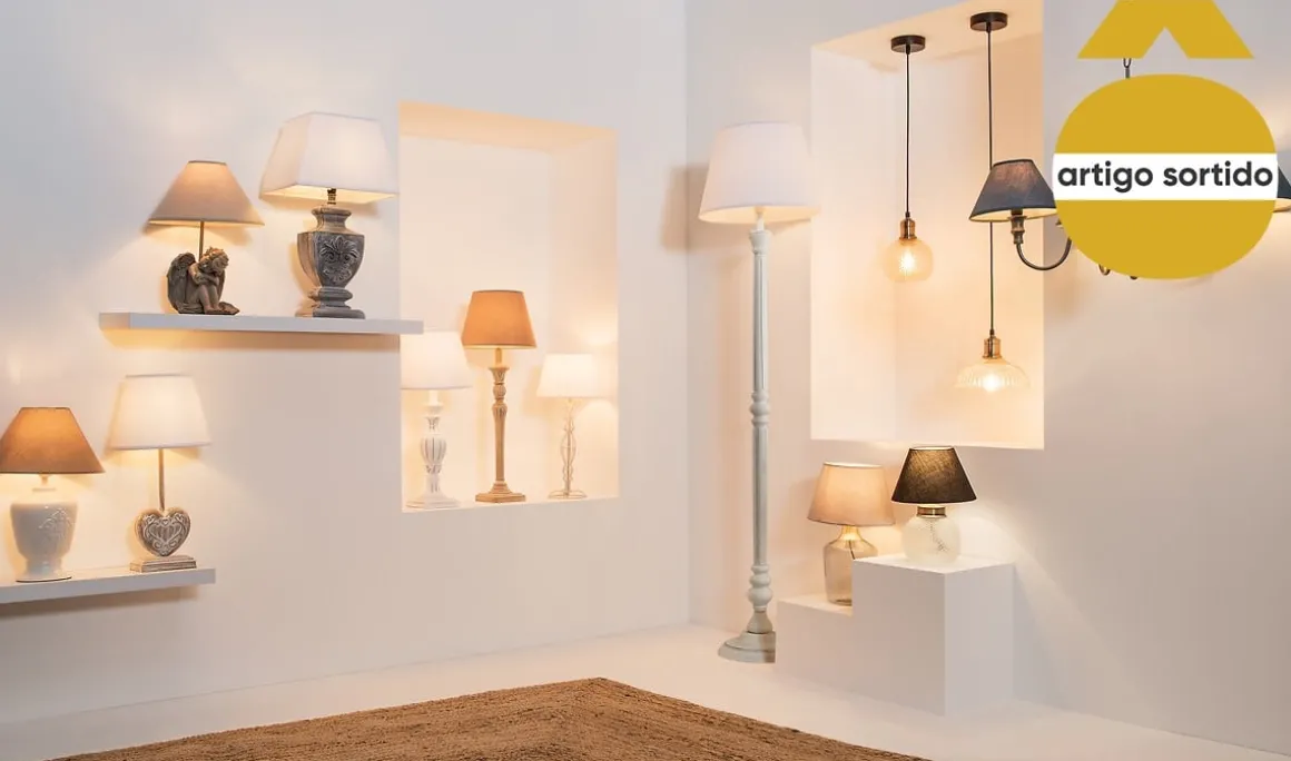 Candeeiro de mesa coração em madeira