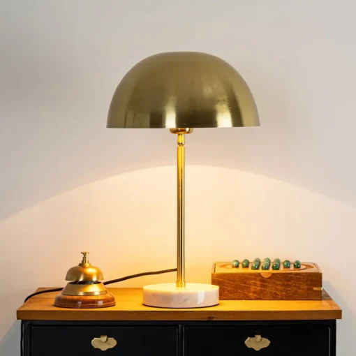 Candeeiro de mesa em metal dourado com base de mármore