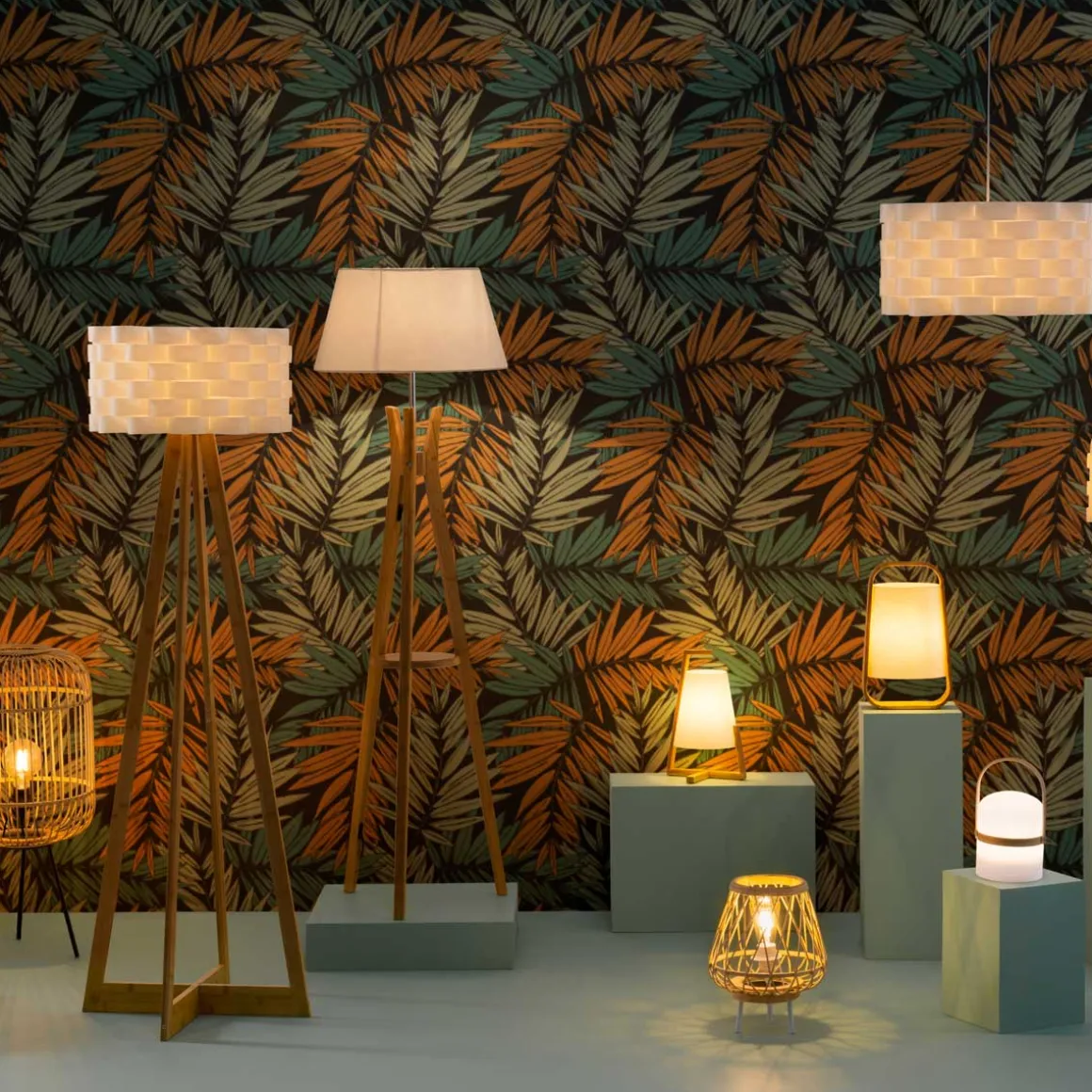 Candeeiro de pé KALO em bambu com abajur bege