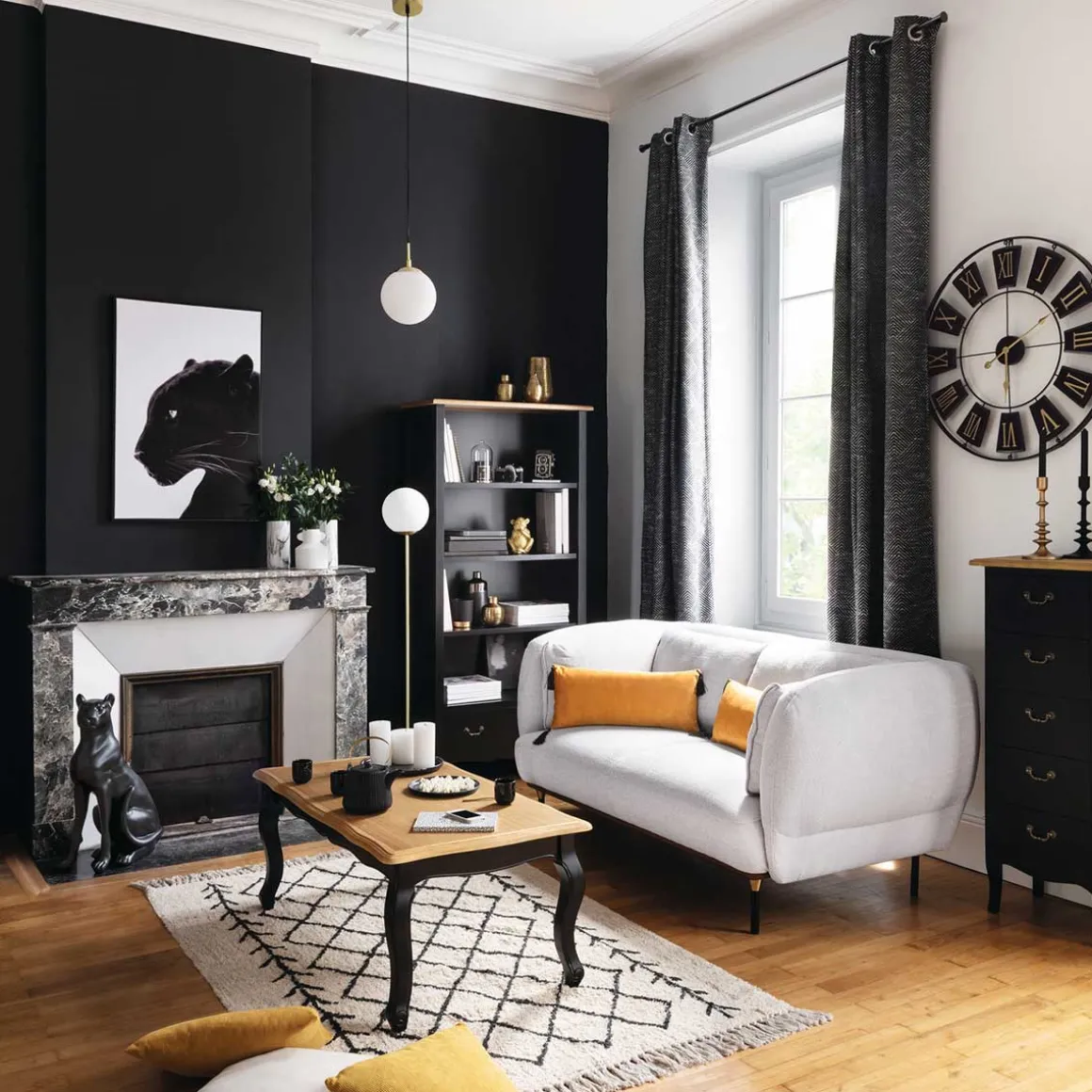 Candeeiro de teto dourada com bola de vidro e metal