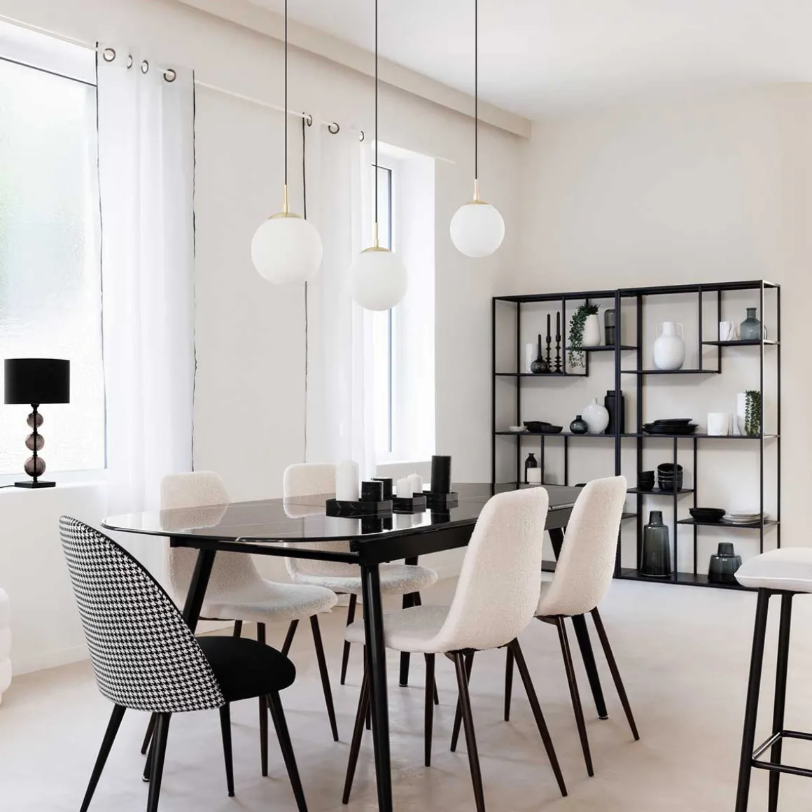 Candeeiro de teto dourada com bola de vidro e metal