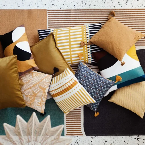 Capa para almofada TROPIC ocre e preto com pompons 40x40cm
