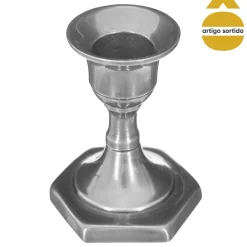 Castiçal prateado em metal