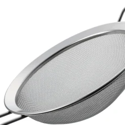 Coador em metal com pega plástica