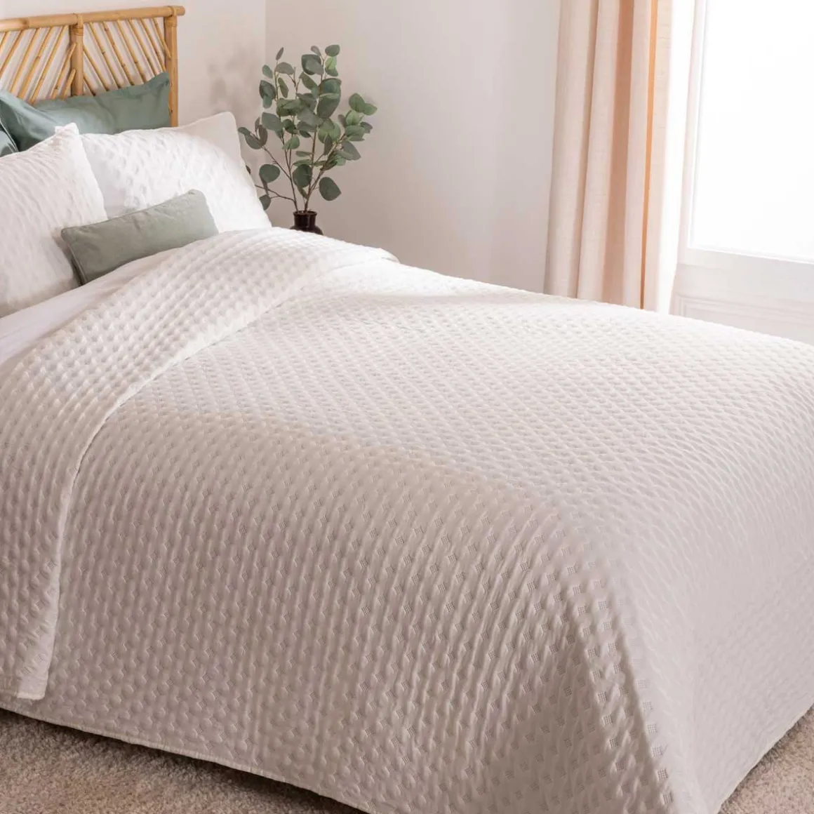 Colcha 240x260cm e 2 capas de almofada KALIA branca 60x60cm