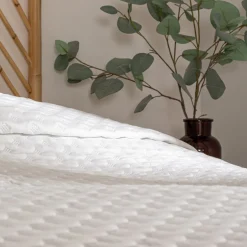 Colcha 240x260cm e 2 capas de almofada KALIA branca 60x60cm