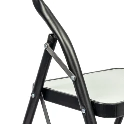 Escadote preto em metal com 2 degraus