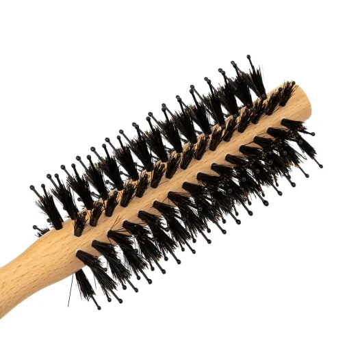 Escova de cabelo bege em madeira