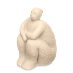 Estátua bege em forma de mulher sentada em cerâmica