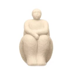 Estátua bege em forma de mulher sentada em cerâmica