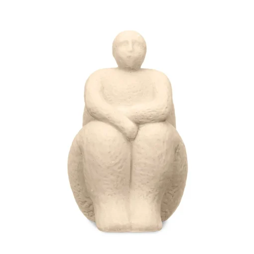 Estátua bege em forma de mulher sentada em cerâmica