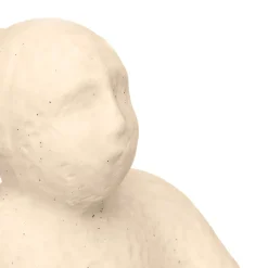 Estátua bege em forma de mulher sentada em cerâmica