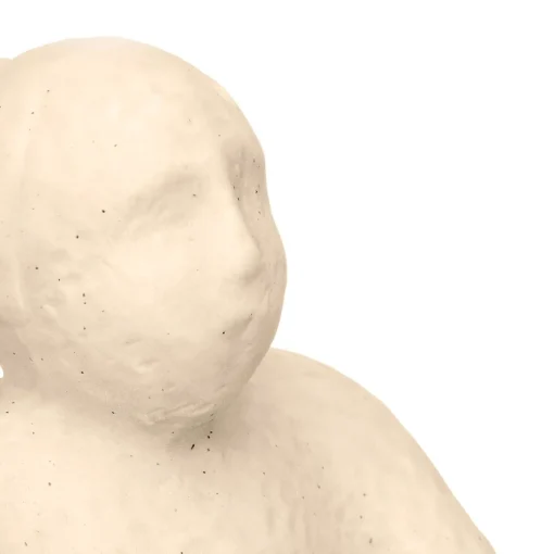 Estátua bege em forma de mulher sentada em cerâmica