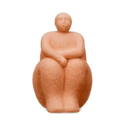 Estátua cor de tijolo em forma de mulher sentada em cerâmica