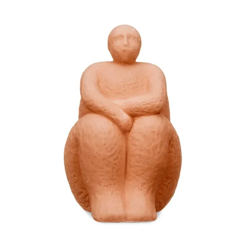 Estátua cor de tijolo em forma de mulher sentada em cerâmica