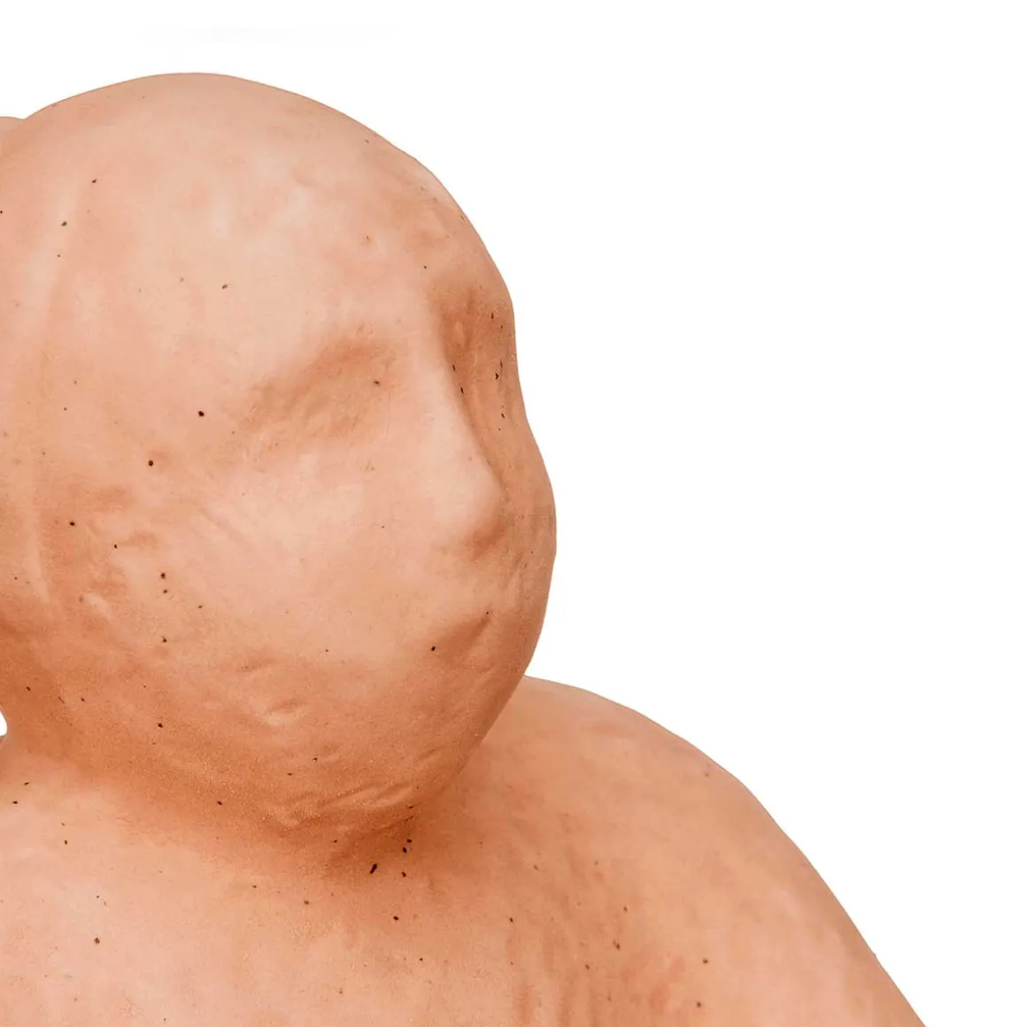 Estátua cor de tijolo em forma de mulher sentada em cerâmica