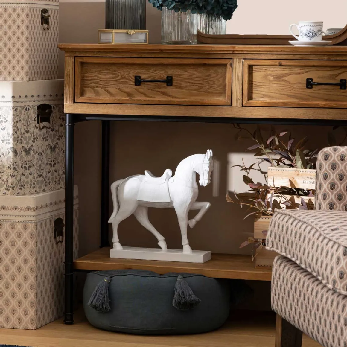 Estátua de cavalo branco em resina