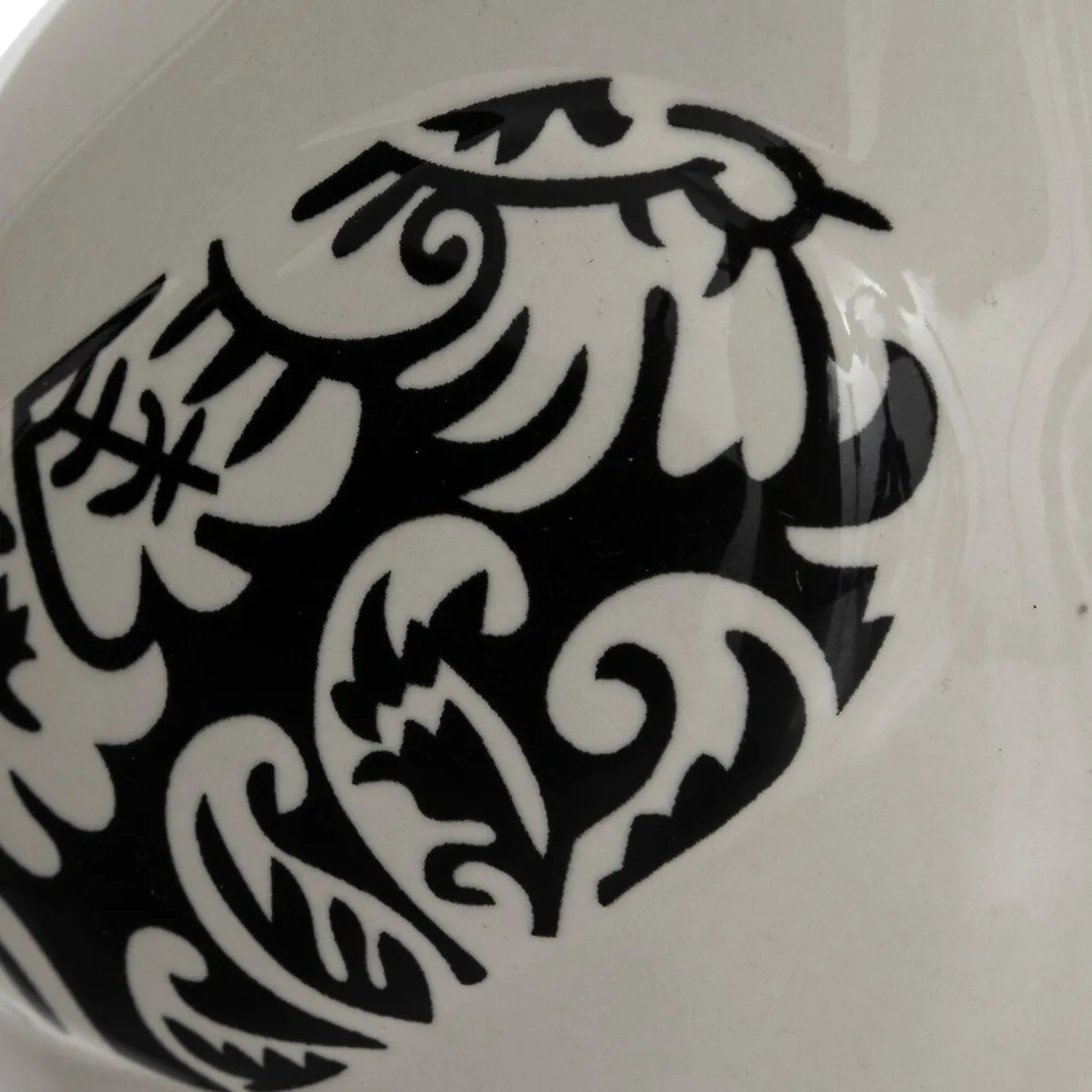 Estátua de passaro branco e preto em cerâmica