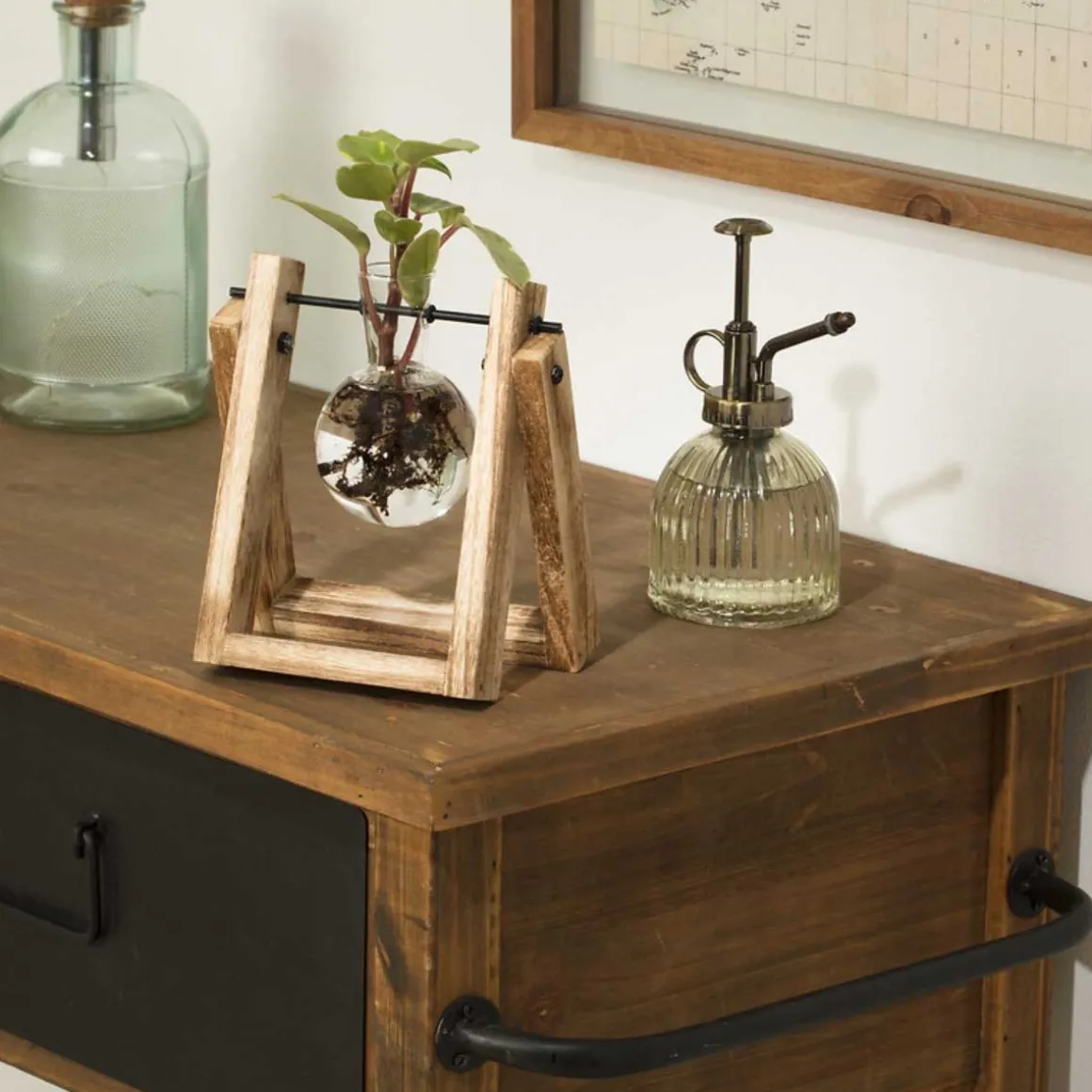Jarra de vidro com suporte em madeira