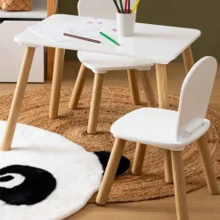 Mesa com 2 cadeiras em branco