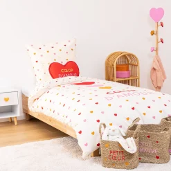 Mesa de apoio branca com corações