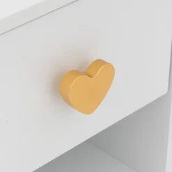 Mesa de apoio branca com corações