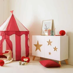 Mesa de apoio branca com estrelas