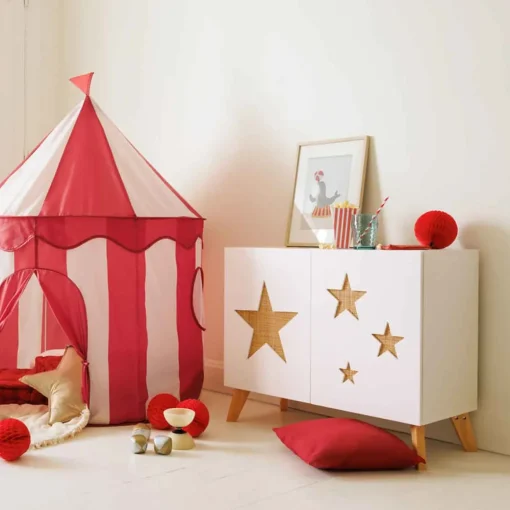 Mesa de apoio branca com estrelas