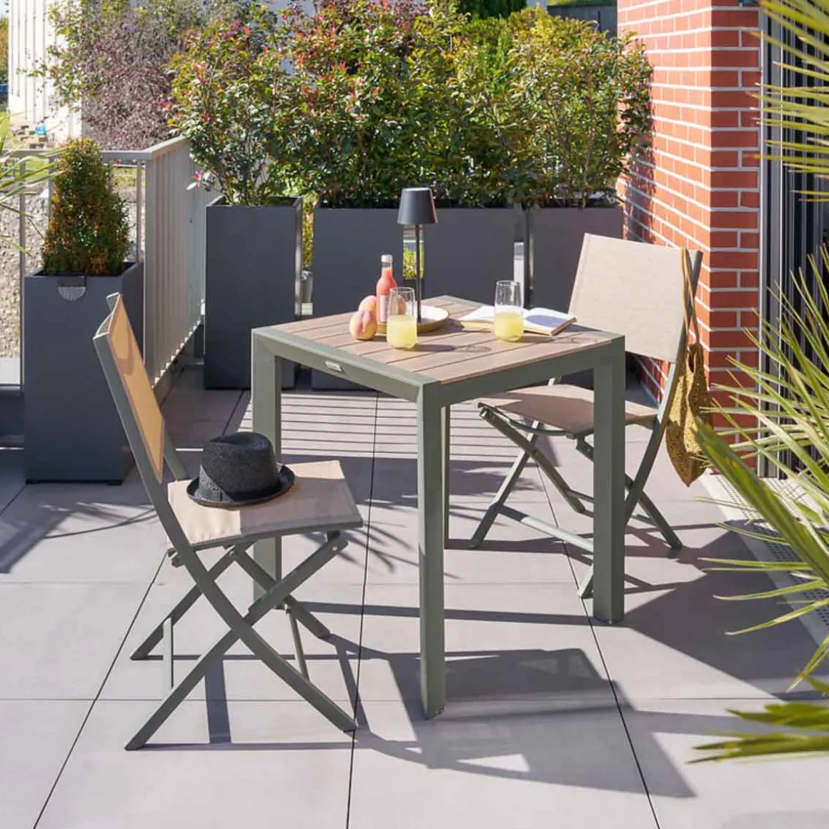 Mesa fixa EVASION verde em alumínio 70x75cm