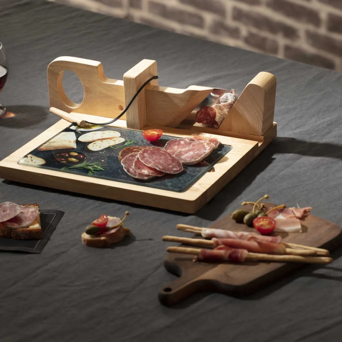 Máquina de corte para charcutaria com tábua de madeira