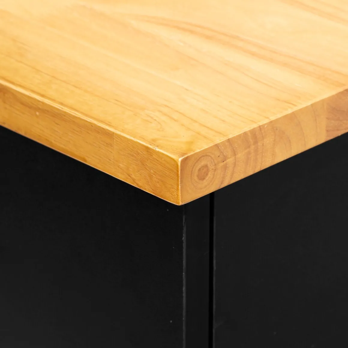 Móvel de apoio em madeira com rodas