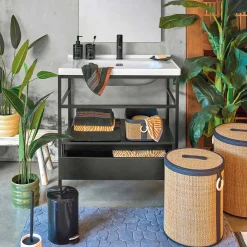 Móvel wc preto e branco com espelho e lavatório