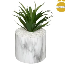 Planta artificial com vaso de cimento