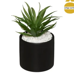 Planta artificial com vaso de cimento
