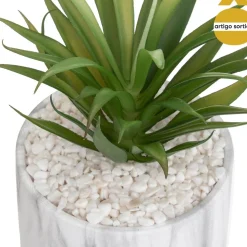 Planta artificial com vaso de cimento
