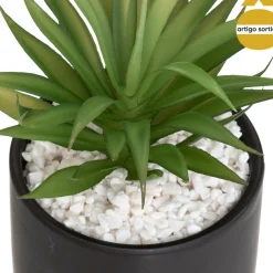 Planta artificial com vaso de cimento