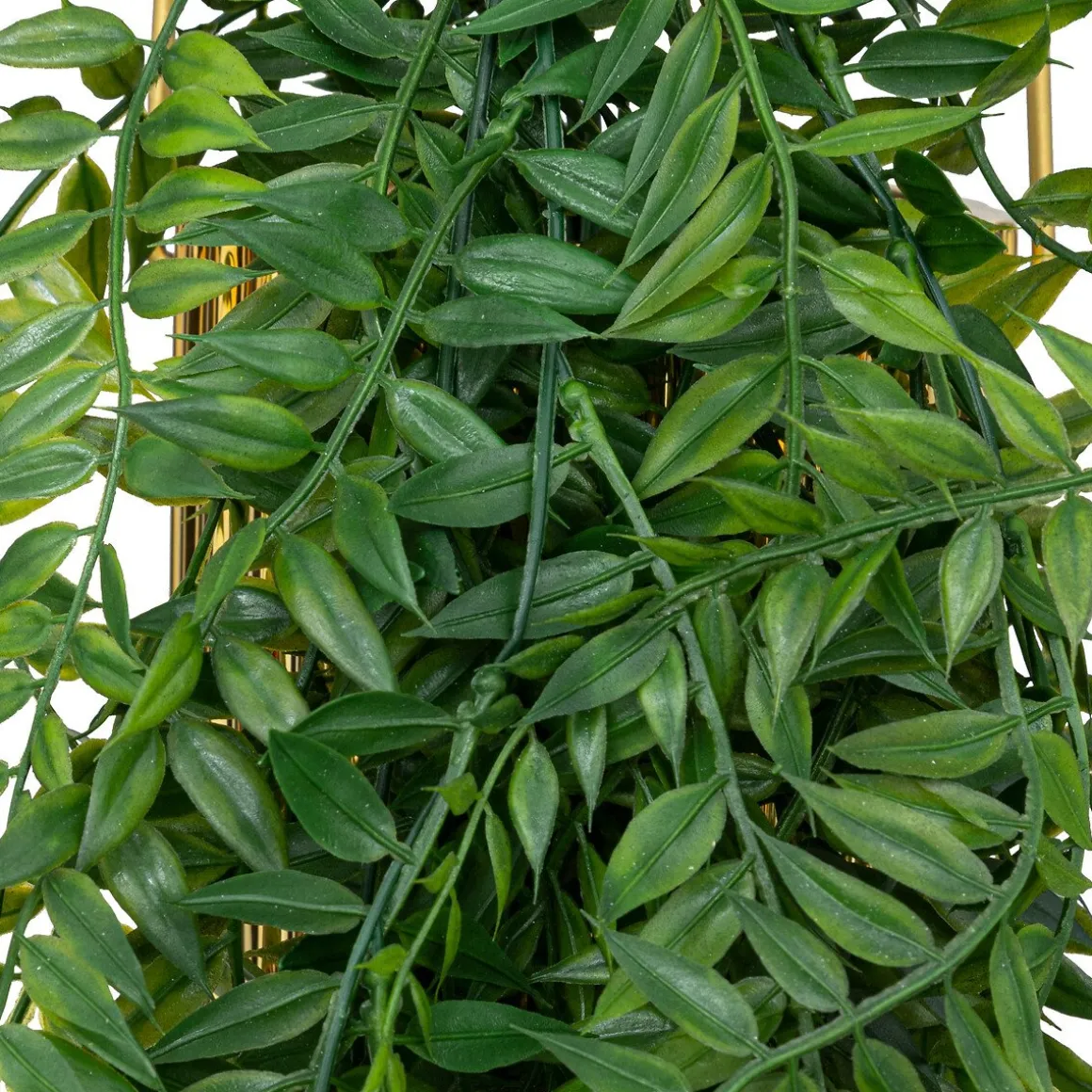 Planta suspensa com vaso dourado em cerâmica