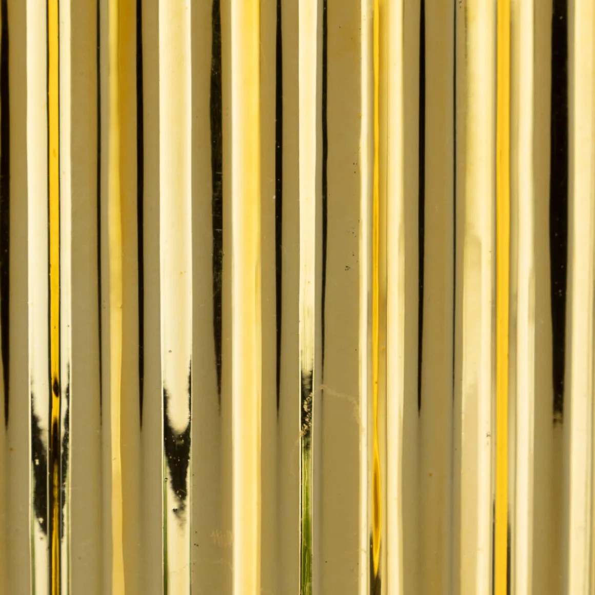 Planta suspensa com vaso dourado em cerâmica