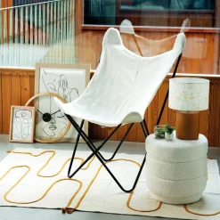 Poltrona OSLO branca com pernas pretas em metal